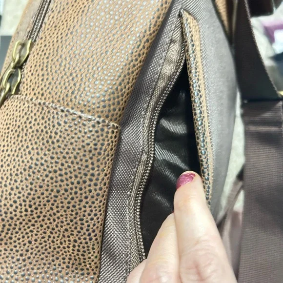 Brown Leather Men's backpack w/ back side zipper compartment. - Picture 6 of 6